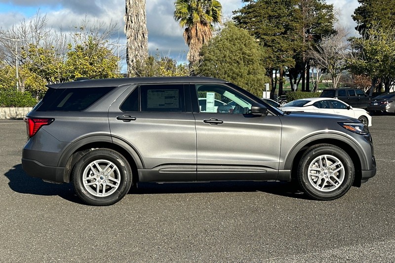 Ford Explorer Vehicle Full-screen Gallery Image 02