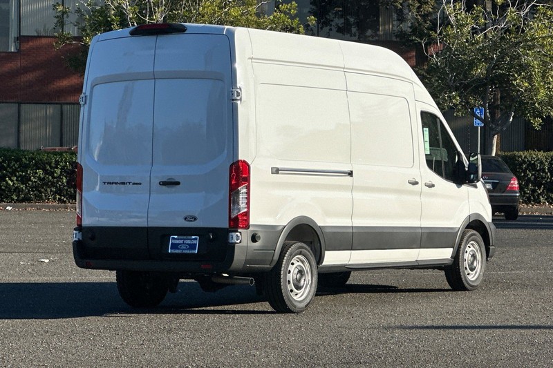 Ford Transit-250 Vehicle Full-screen Gallery Image 03