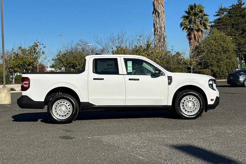 Ford Maverick Vehicle Full-screen Gallery Image 02