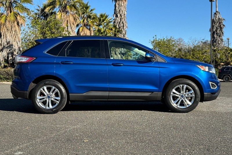 Ford Edge Vehicle Full-screen Gallery Image 02