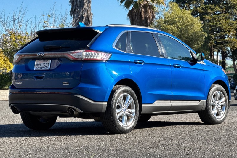 Ford Edge Vehicle Full-screen Gallery Image 03