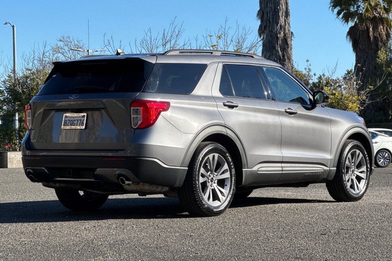 Ford Explorer Vehicle Full-screen Gallery Image 03