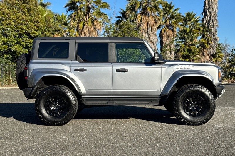 Ford Bronco Vehicle Full-screen Gallery Image 02