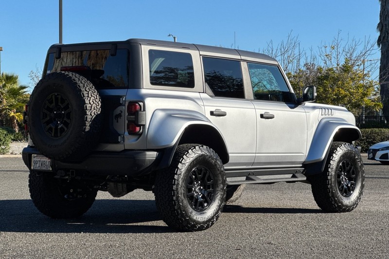 Ford Bronco Vehicle Full-screen Gallery Image 03