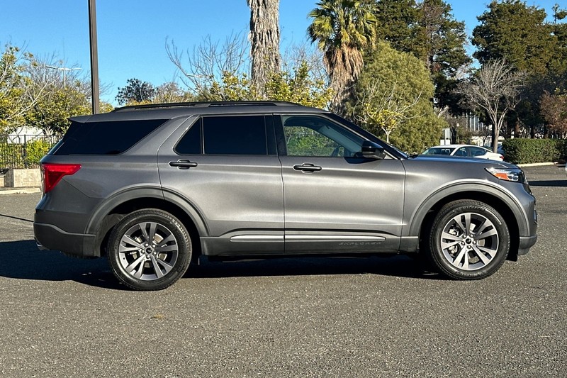 Ford Explorer Vehicle Full-screen Gallery Image 02