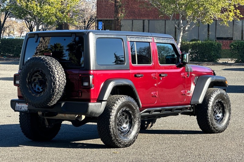 Jeep Wrangler Vehicle Full-screen Gallery Image 03