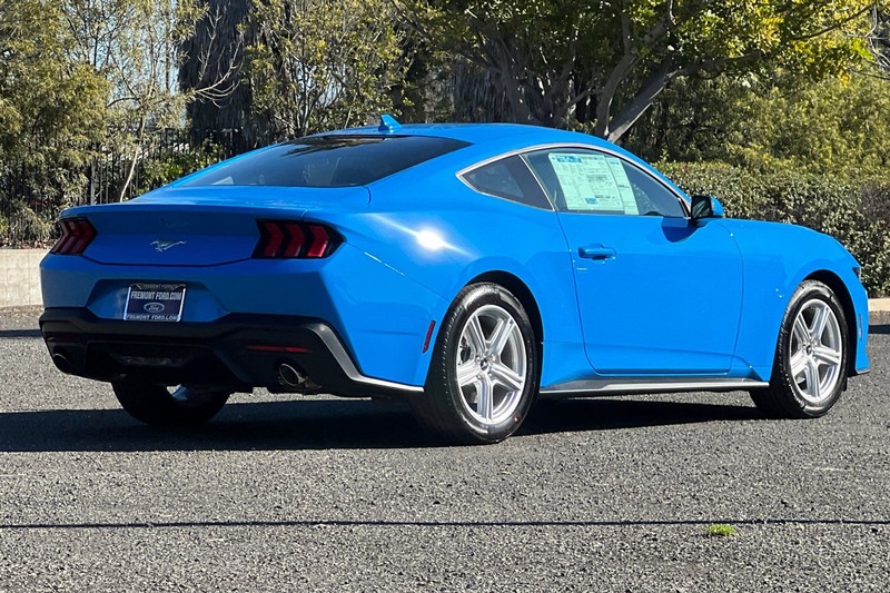 Ford Mustang Vehicle Full-screen Gallery Image 03
