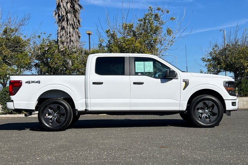 Ford F-150 Vehicle Full-screen Gallery Image 02