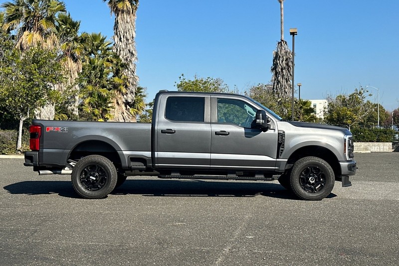 Ford F-250SD Vehicle Full-screen Gallery Image 02
