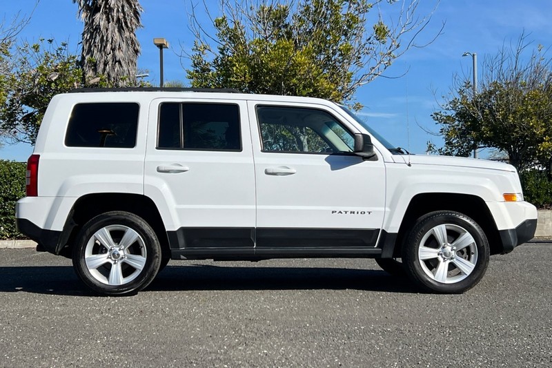 Jeep Patriot Vehicle Full-screen Gallery Image 02