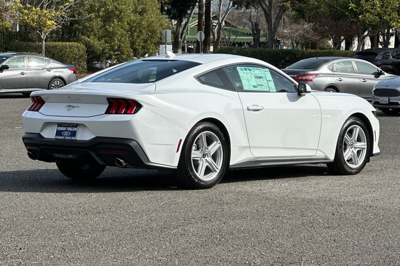 Ford Mustang Vehicle Full-screen Gallery Image 03