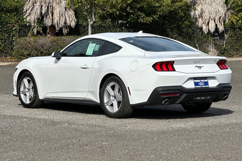 Ford Mustang Vehicle Full-screen Gallery Image 05