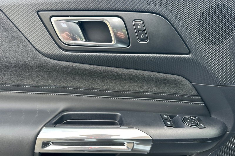 Ford Mustang Vehicle Full-screen Gallery Image 10