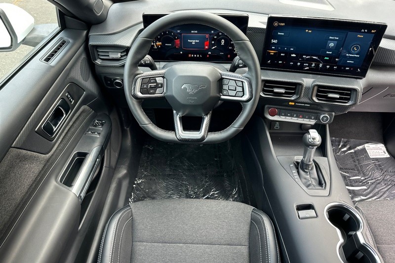 Ford Mustang Vehicle Full-screen Gallery Image 14