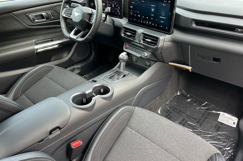 Ford Mustang Vehicle Full-screen Gallery Image 15