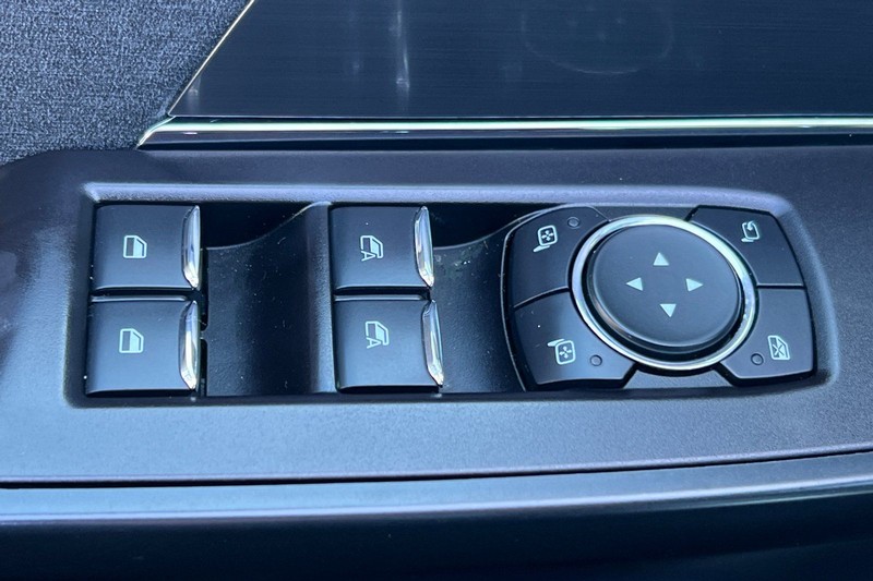 Ford F-150 Vehicle Full-screen Gallery Image 11