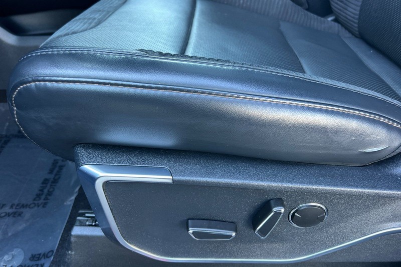 Ford F-150 Vehicle Full-screen Gallery Image 12