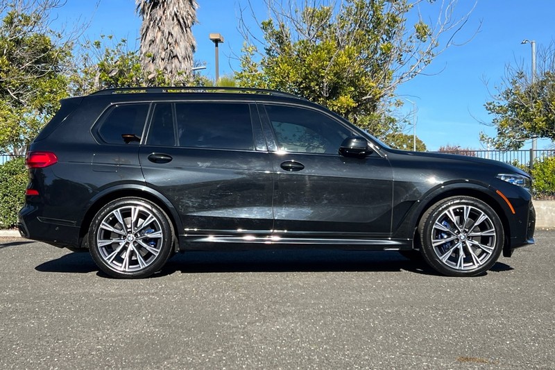 BMW X7 Vehicle Full-screen Gallery Image 02