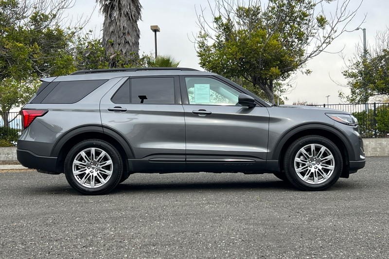 Ford Explorer Vehicle Full-screen Gallery Image 02