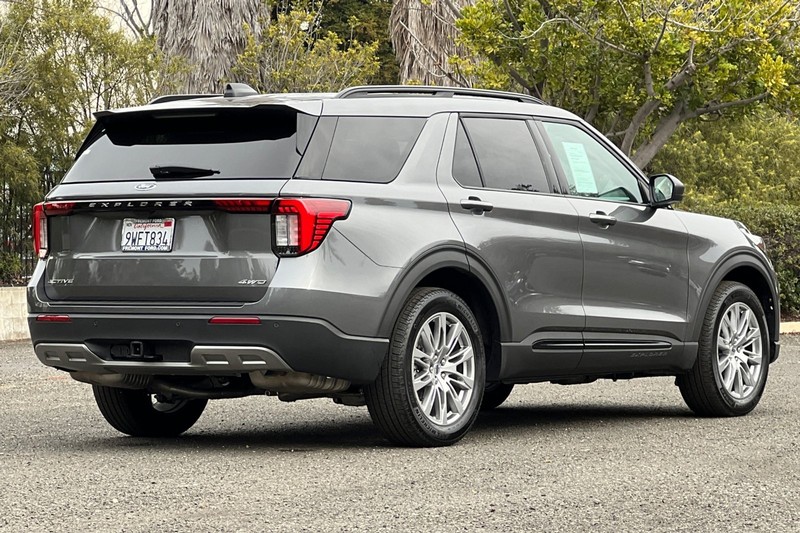 Ford Explorer Vehicle Full-screen Gallery Image 03