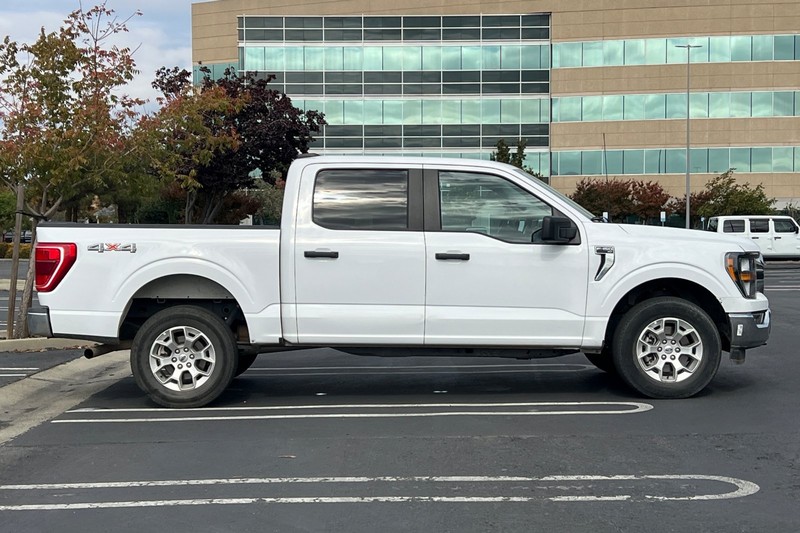 Ford F-150 Vehicle Full-screen Gallery Image 02