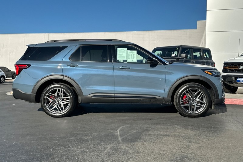 Ford Explorer Vehicle Full-screen Gallery Image 02