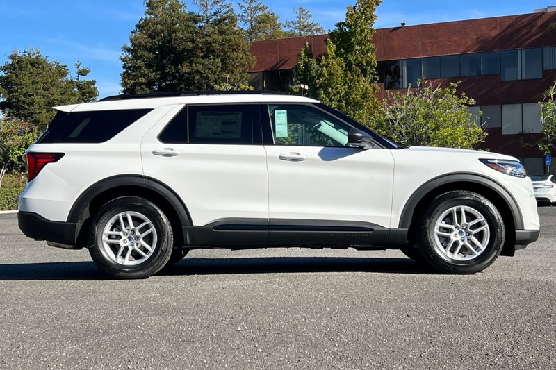 Ford Explorer Vehicle Full-screen Gallery Image 02