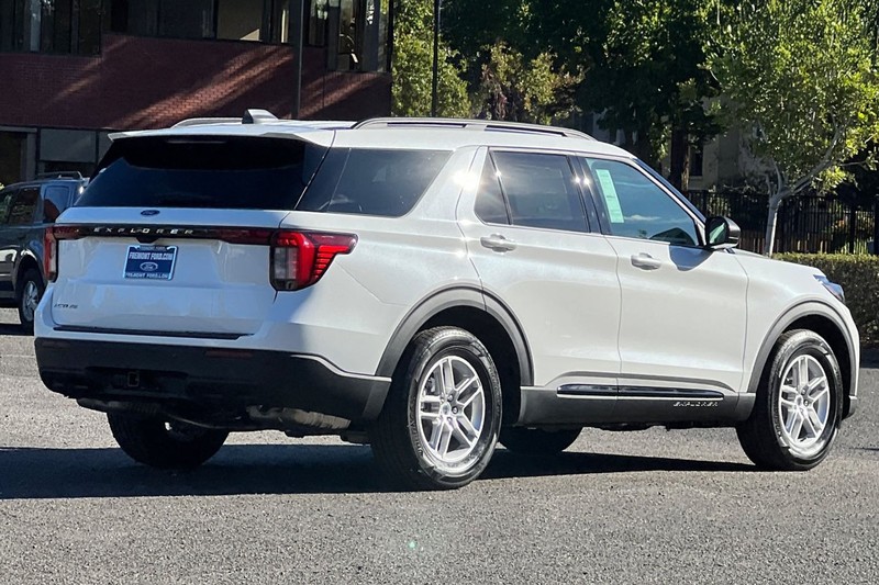 Ford Explorer Vehicle Full-screen Gallery Image 03
