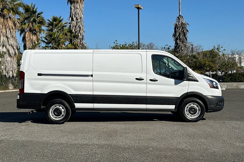 Ford Transit-250 Vehicle Full-screen Gallery Image 02