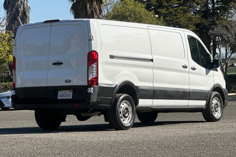 Ford Transit-250 Vehicle Full-screen Gallery Image 03