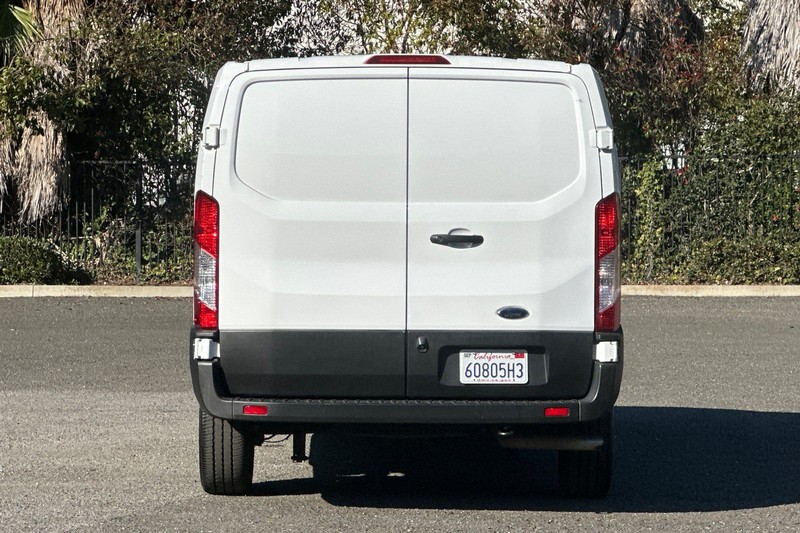 Ford Transit-250 Vehicle Full-screen Gallery Image 04
