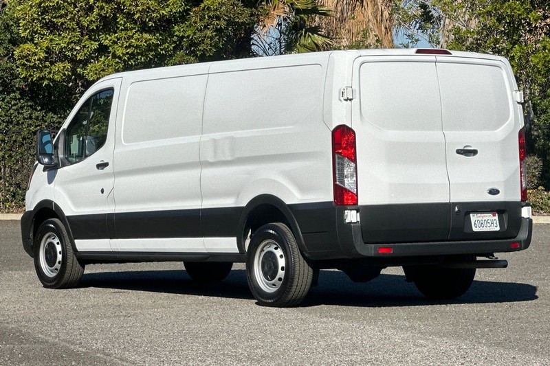 Ford Transit-250 Vehicle Full-screen Gallery Image 05