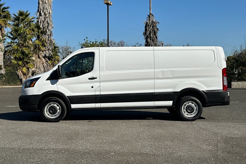 Ford Transit-250 Vehicle Full-screen Gallery Image 06
