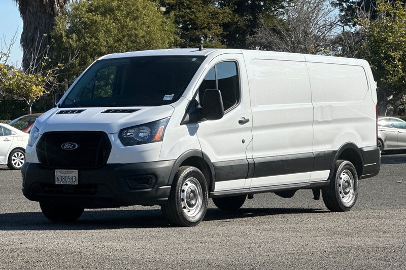 Ford Transit-250 Vehicle Full-screen Gallery Image 07
