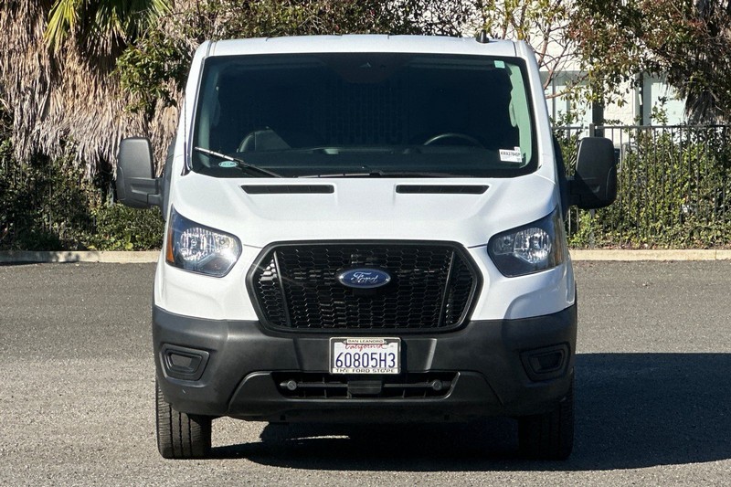 Ford Transit-250 Vehicle Full-screen Gallery Image 08