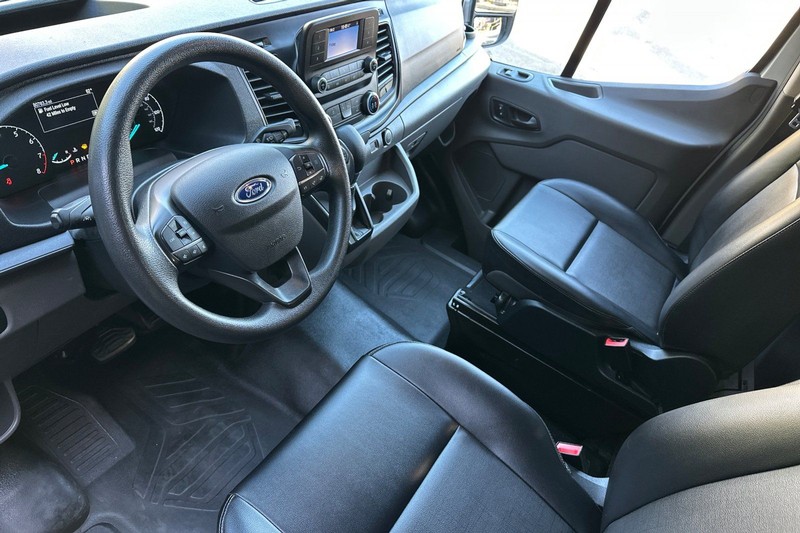 Ford Transit-250 Vehicle Full-screen Gallery Image 09