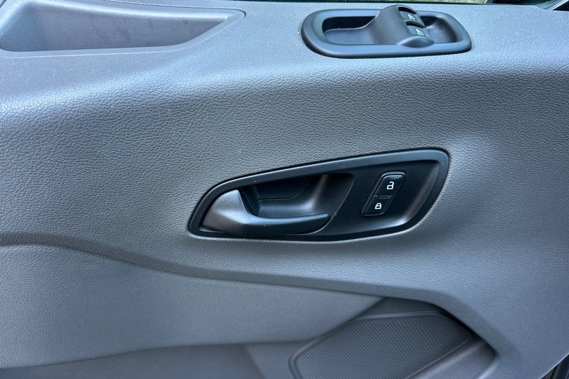 Ford Transit-250 Vehicle Full-screen Gallery Image 10