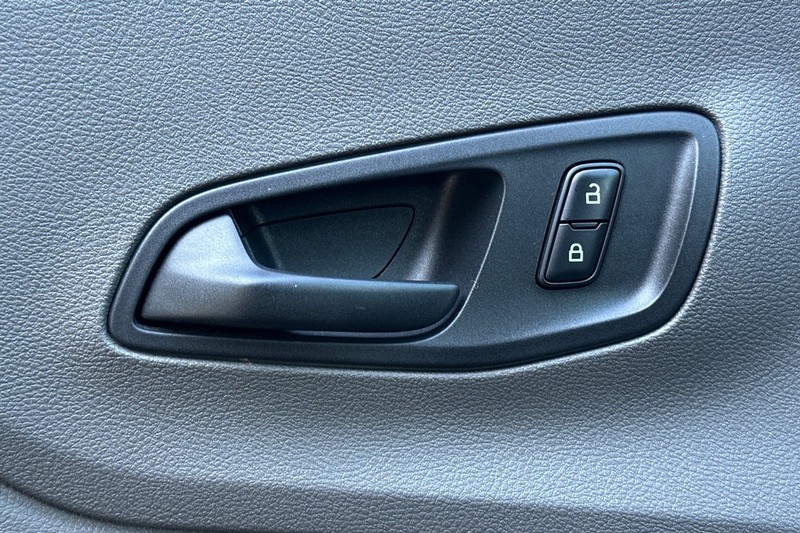 Ford Transit-250 Vehicle Full-screen Gallery Image 11