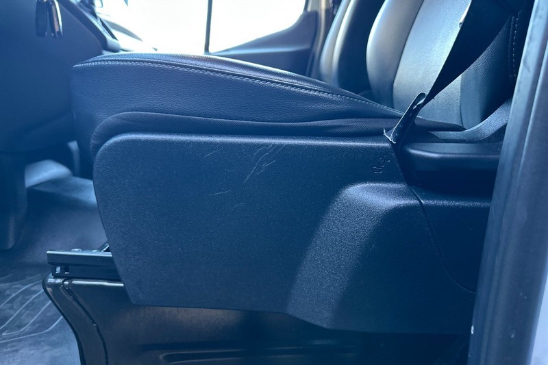 Ford Transit-250 Vehicle Full-screen Gallery Image 12