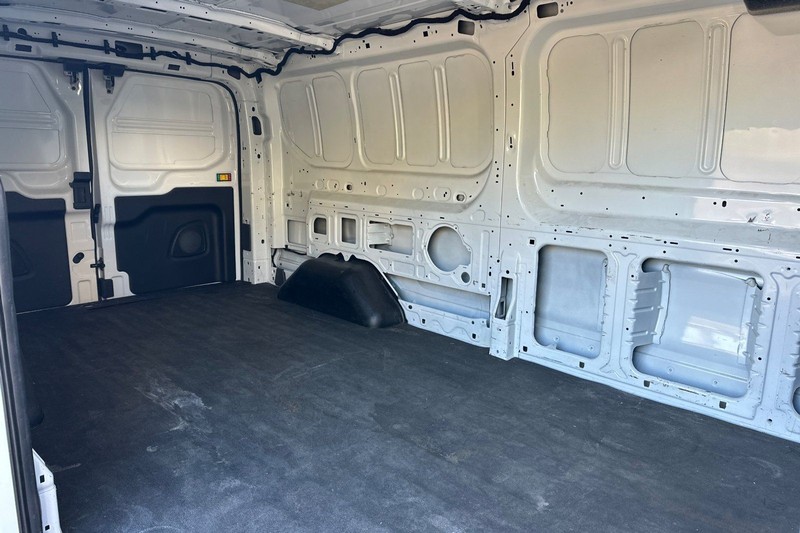 Ford Transit-250 Vehicle Full-screen Gallery Image 13