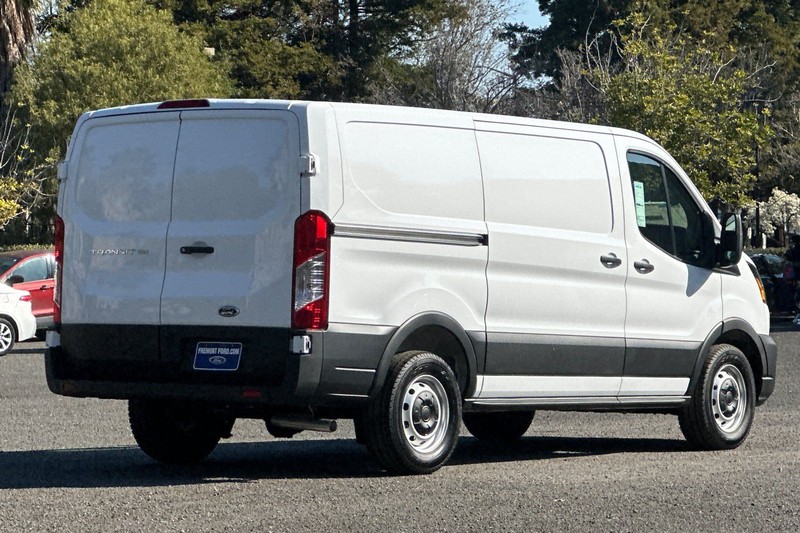 Ford Transit-150 Vehicle Full-screen Gallery Image 03