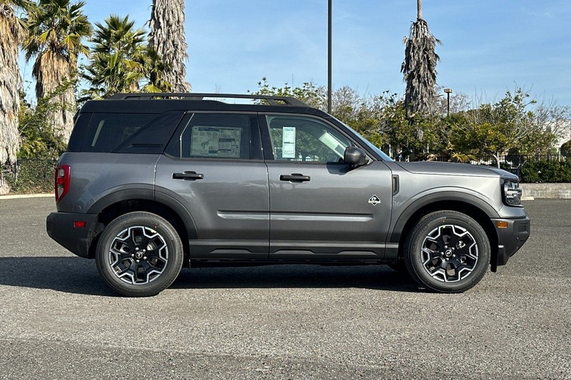 Ford Bronco Sport Vehicle Full-screen Gallery Image 02