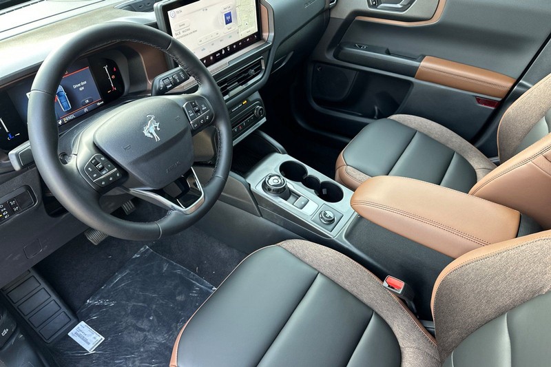 Ford Bronco Sport Vehicle Full-screen Gallery Image 09