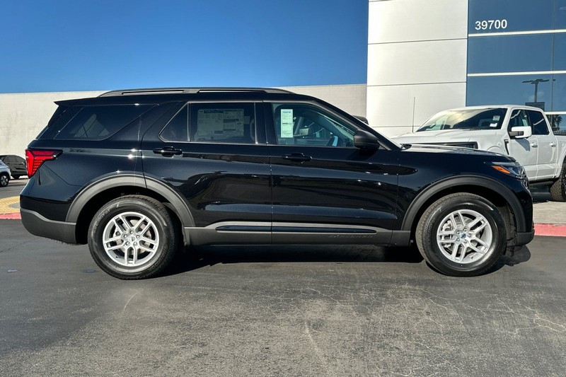 Ford Explorer Vehicle Full-screen Gallery Image 02