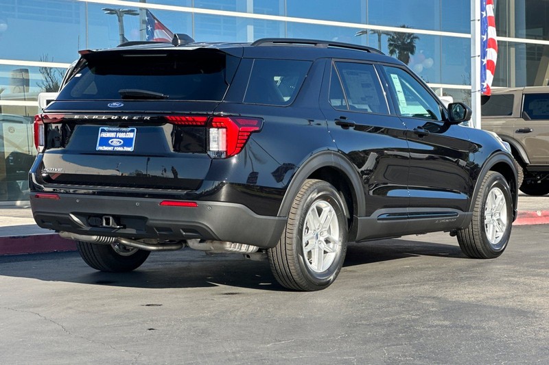 Ford Explorer Vehicle Full-screen Gallery Image 03