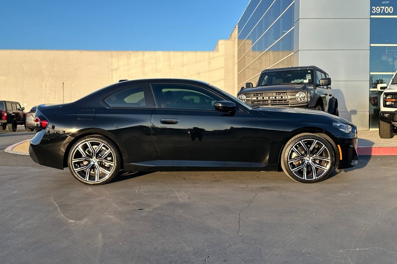 BMW 2 Series Vehicle Full-screen Gallery Image 02