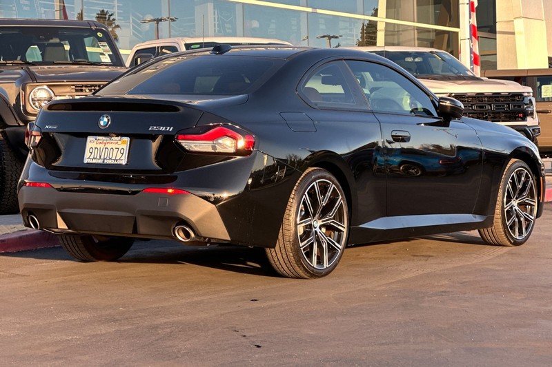 BMW 2 Series Vehicle Full-screen Gallery Image 03