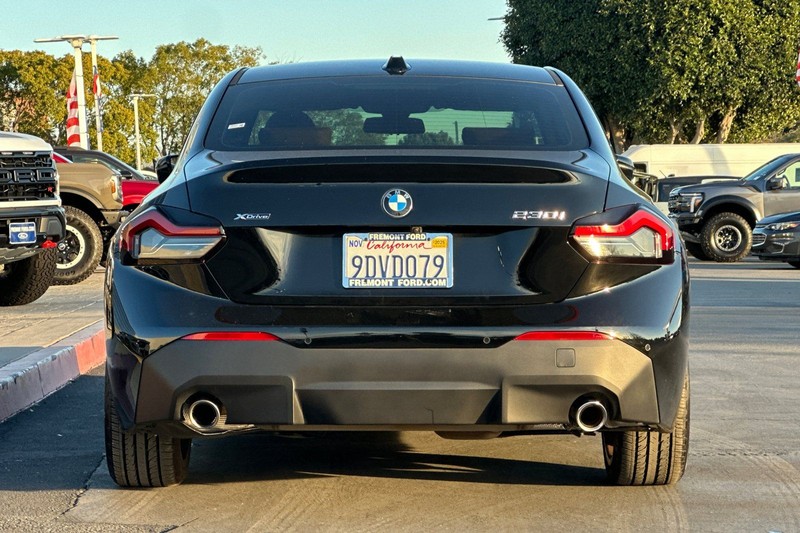 BMW 2 Series Vehicle Full-screen Gallery Image 04