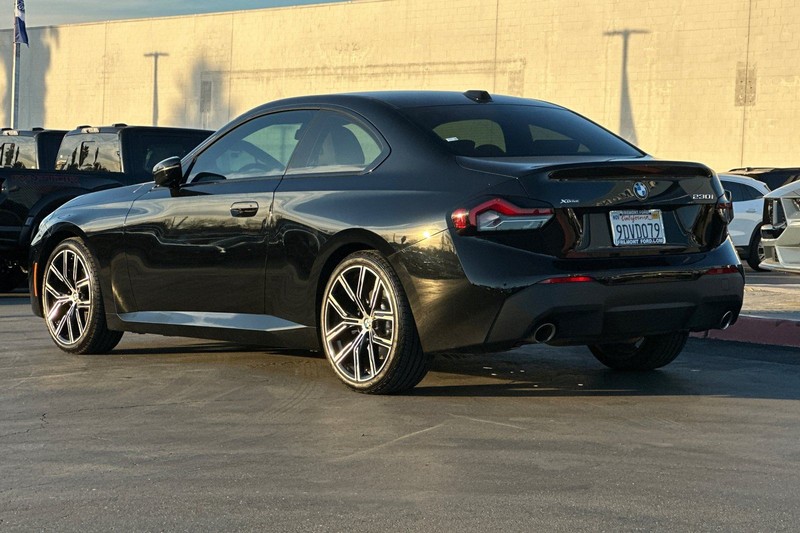 BMW 2 Series Vehicle Full-screen Gallery Image 05