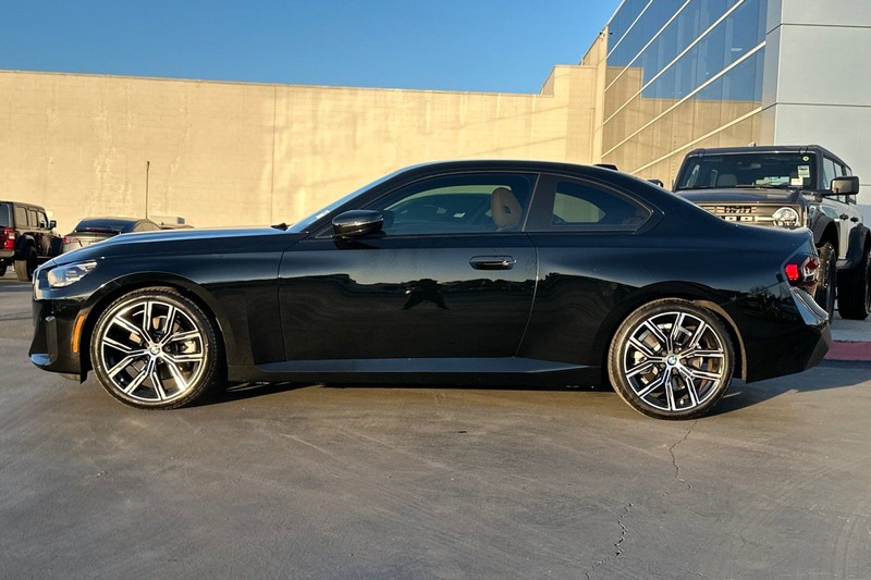 BMW 2 Series Vehicle Full-screen Gallery Image 06